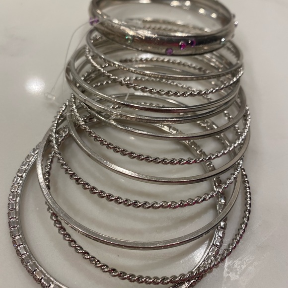 Gift-ready bangles Silver tone bracelet set. - Picture 6 of 12